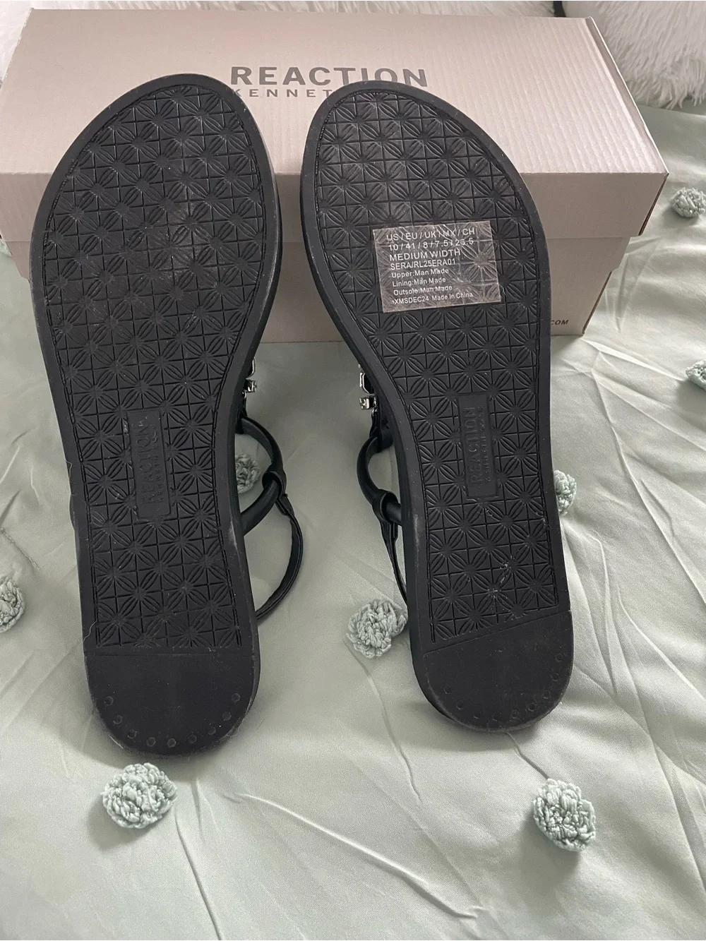 Kenneth Cole Reaction Women's Sera Almond Toe Flat Black Sandals